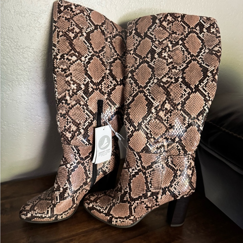 NWT Snakeskin Patterned Women's Boots
